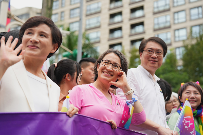 鄭麗君（左起）、蕭美琴、林右昌、范雲出席同志遊行。 圖：民進黨提供