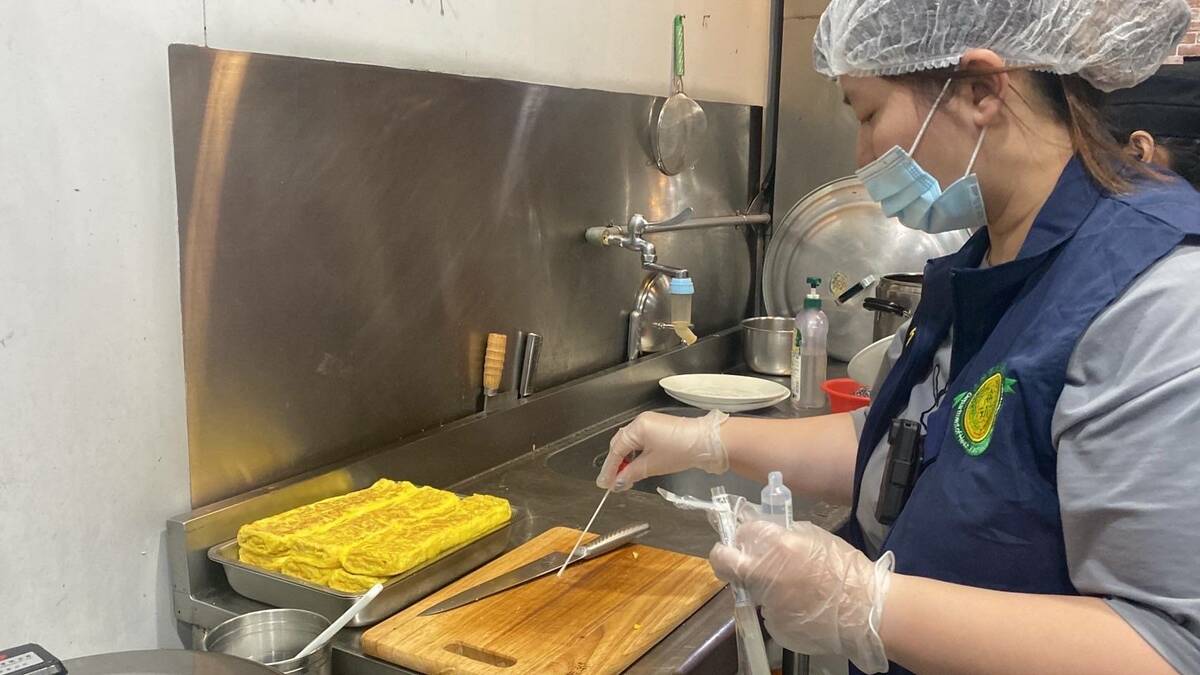 高市衛生局至便當店採集同製程可疑食品及環境進行採檢。 圖：高雄市衛生局提供