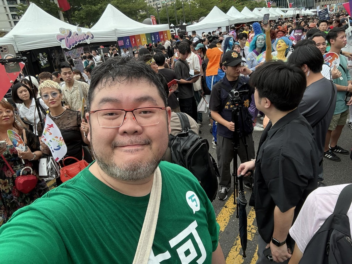 劉宇今（26）日也前往同志遊行現場，卻發現周圍疑似遭警察跟拍持續半小時 圖：翻攝自 四叉貓 劉宇   臉書