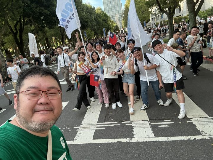 四叉貓遊行過程偶遇國民黨青年團，並進行合照留念。 圖：翻攝自 四叉貓 劉宇   臉書