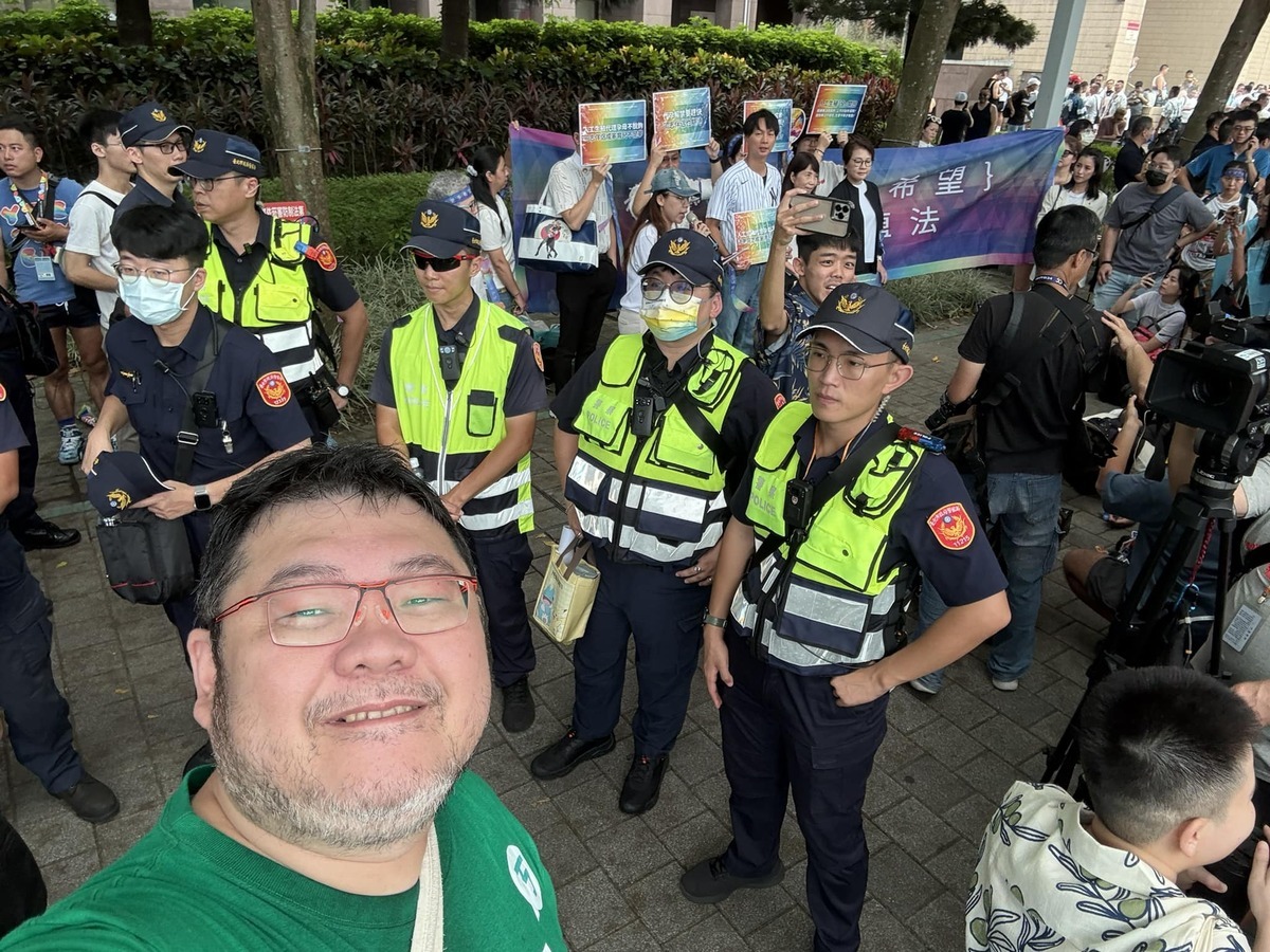 如今民眾黨公職本次宣布出席同志遊行，四叉貓也在旁觀察，稱警察在旁圍著保護安全，真是「笑死」。。 圖：翻攝自 四叉貓 劉宇   臉書