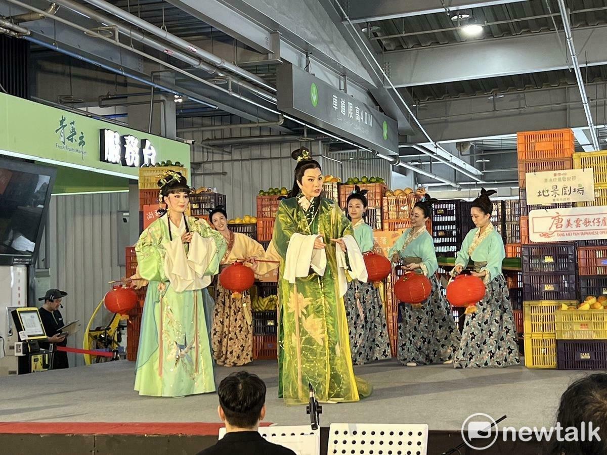 臺南市政府農業局今日在新化果菜市場舉辦「臺南400農漁地景藝術節」壓軸演出，由唐美雲歌仔戲團帶來精彩的《文化遊園》。 圖：台南市政府提供