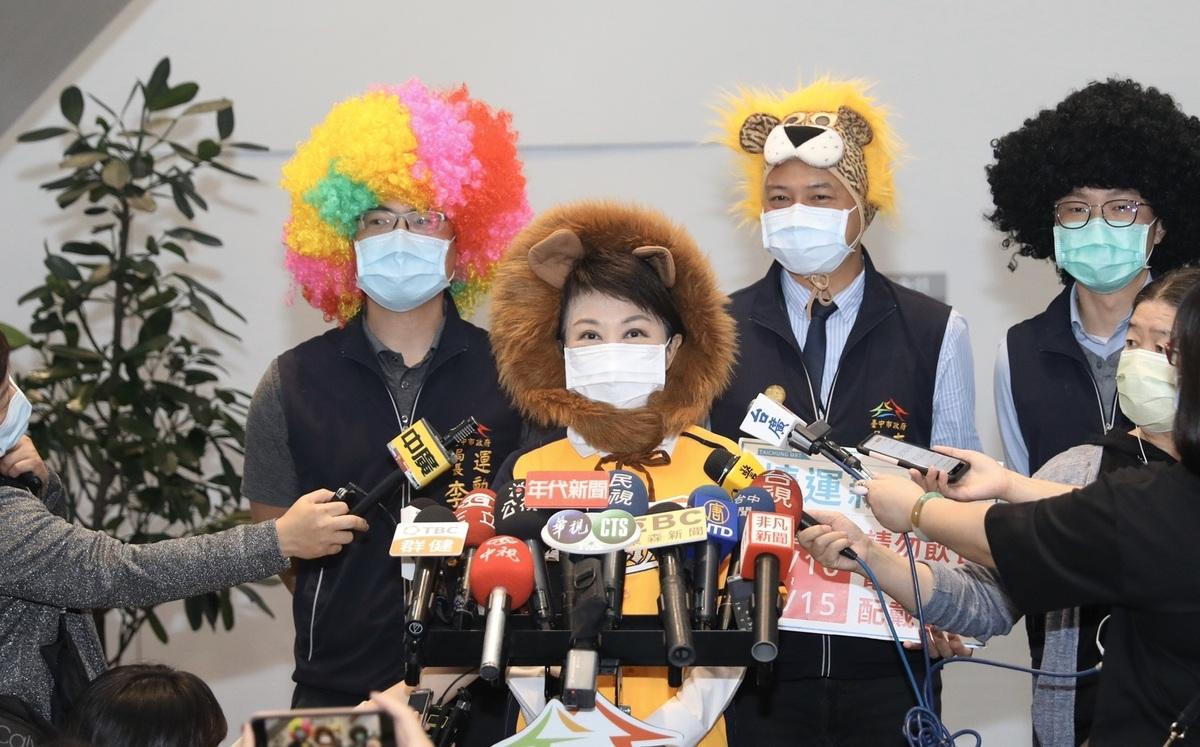 盧秀燕4年前在中信兄弟輸掉總冠軍賽後，依約戴上統一獅的吉祥物頭套跑行程。 圖：台中市政府/提供
