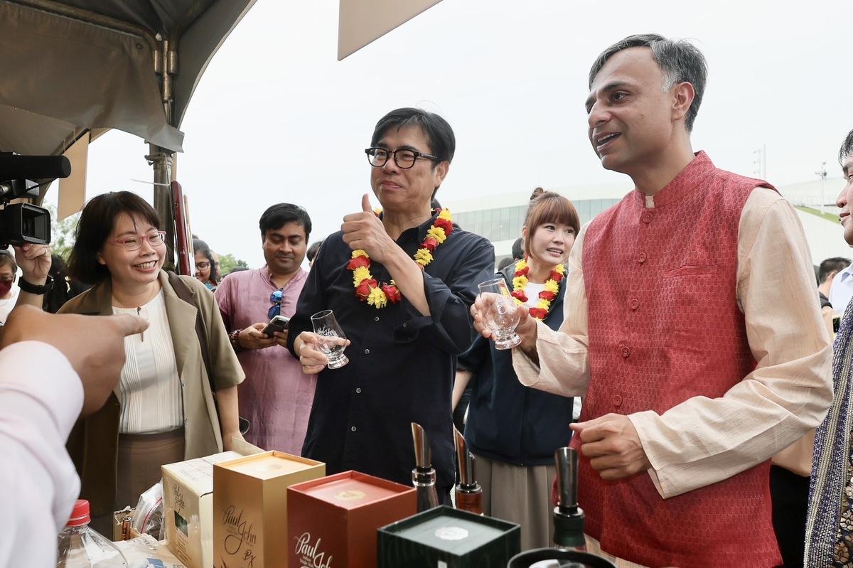 陳其邁(中)在葉達夫陪同下逛印度美食及手作藝品攤位。 圖：高雄市行國處提供