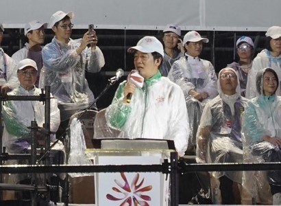 全民運登場  賴總統(中)雨中激勵全場士氣。 圖：屏東縣政府提供