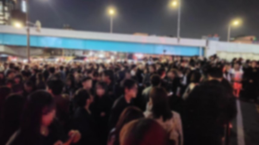 韓國首爾聖水洞舉辦時尚品牌活動，因人潮過多官方緊急宣布活動取消。 圖/取自X社群平台