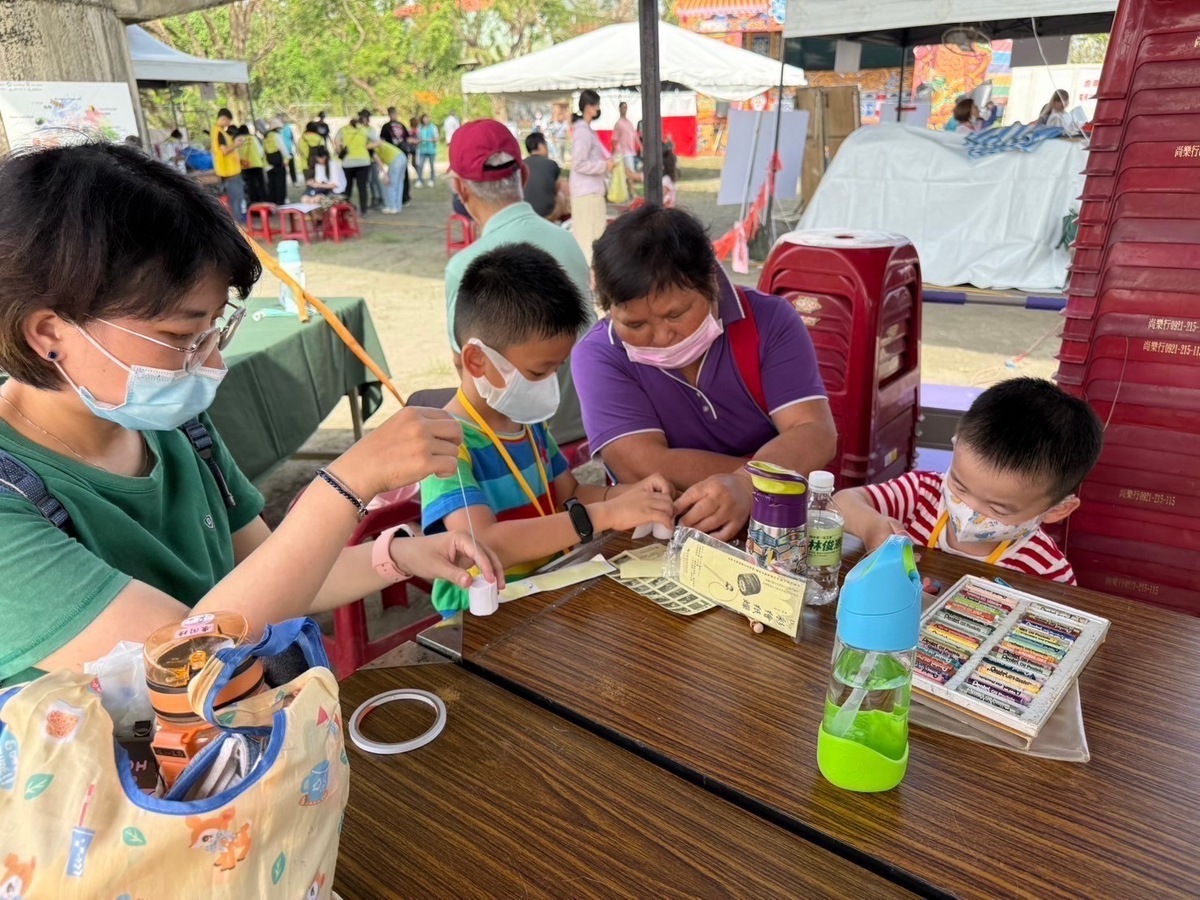 親子共同參與寫生活動，畫出自然風光之美。 圖：高雄市大樹區公所提供