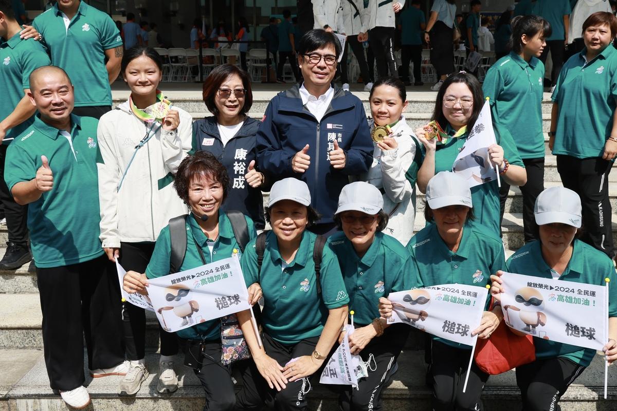 太極拳奪牌選手與陳其邁(中)合影。 固：高雄市運發局提供