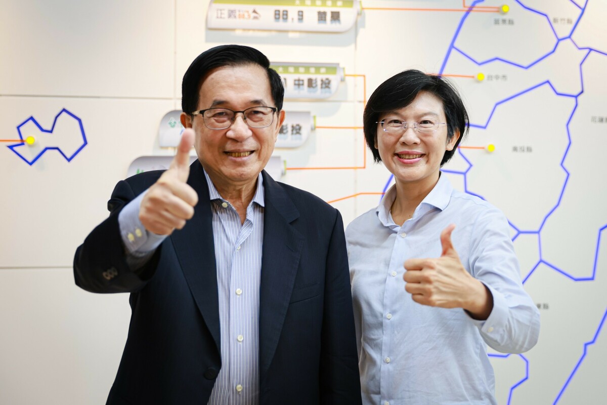陳水扁(左)稱讚林岱樺是十全十美立委。 圖：林岱樺服務處提供