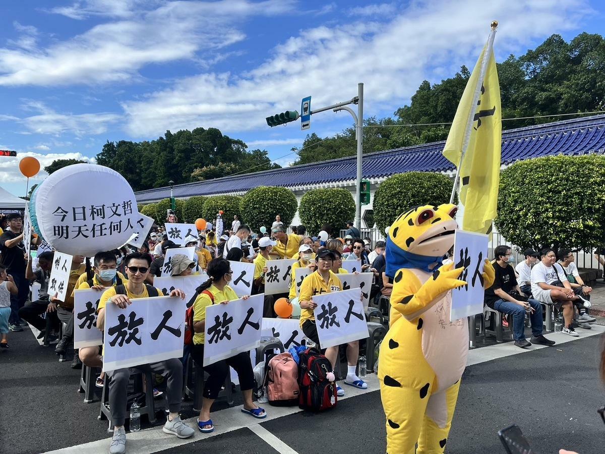 民眾黨舉辦「賴政府，搞什麼鬼」集結宣講活動，支持者高呼釋放柯文哲。 圖：金大鈞/攝