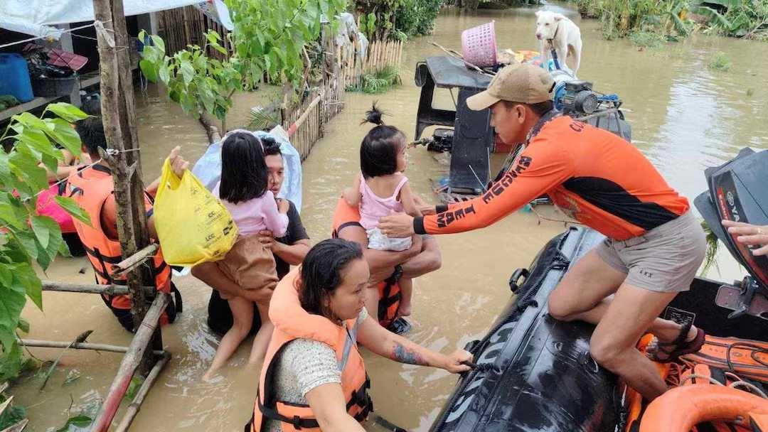 颱風潭美橫掃菲律賓呂宋島，造成至少90人死亡，158座城鎮處於災難狀態。 圖：翻攝「X」@thandojo