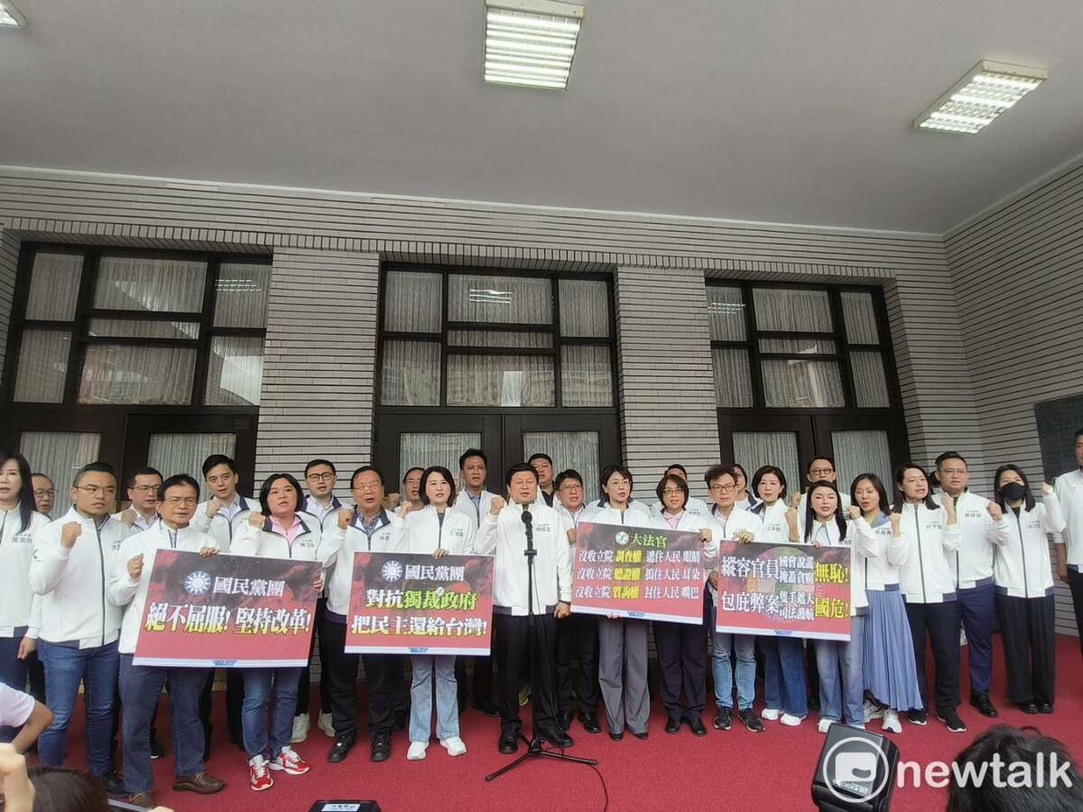 國民黨團立委於立法院議場前集結抗議。 圖：國民黨立法院黨團/提供