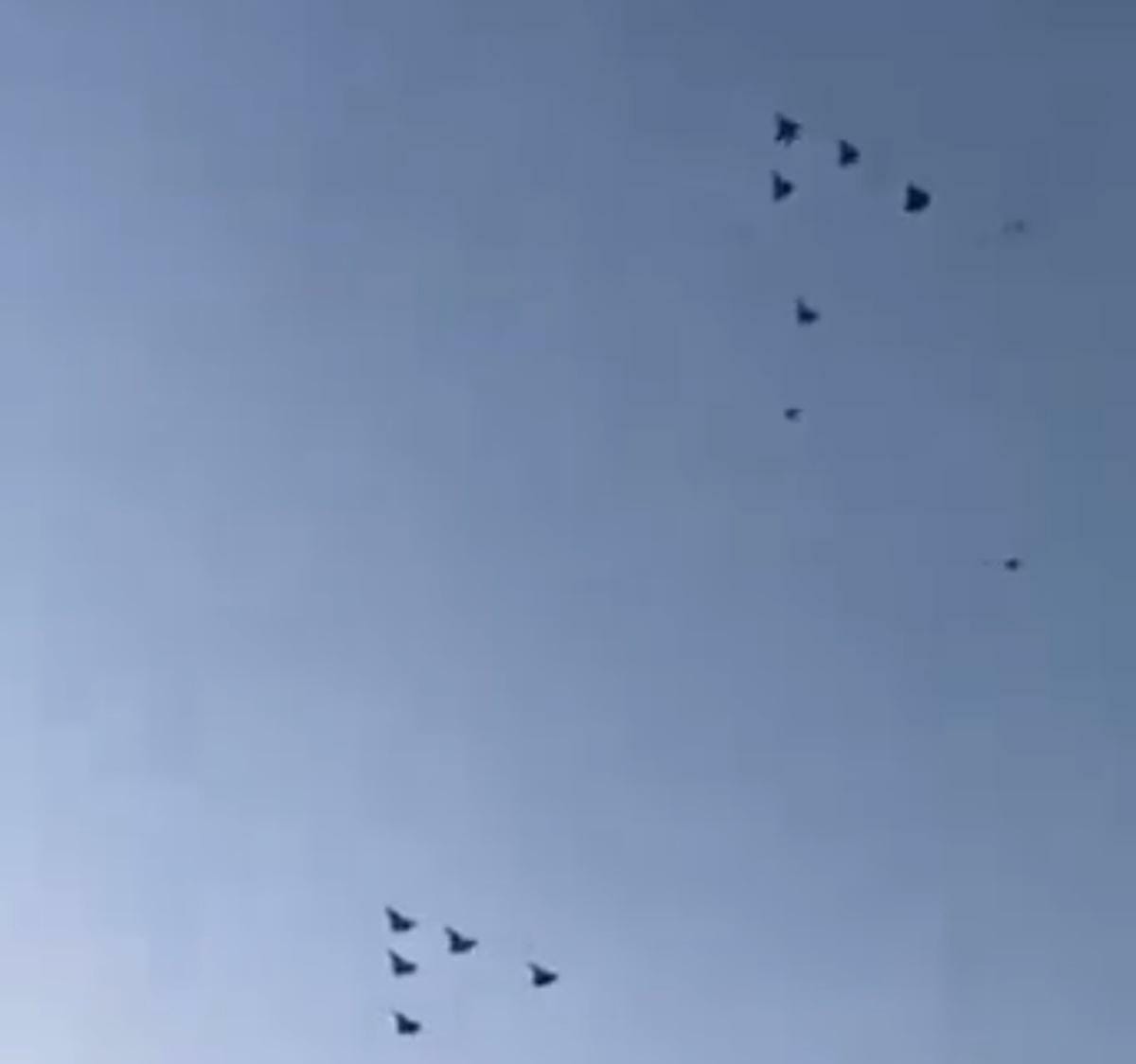 以軍飛機凱旋而歸。 圖：翻攝自愚蠢的精衛 X 帳號