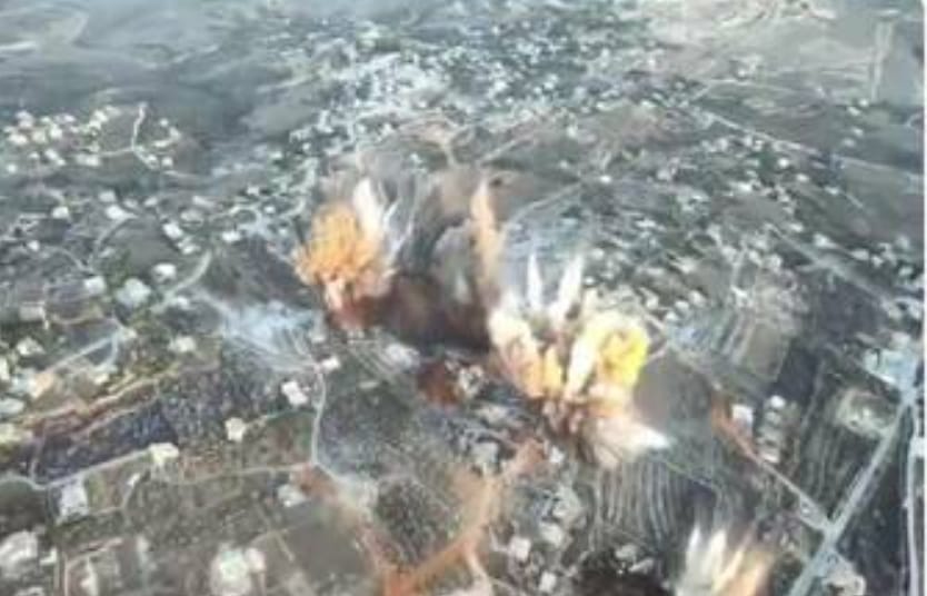 以軍轟炸伊朗彈藥庫引起殉爆的畫面曝光。 圖 : 翻攝自X / 以色列戰爭