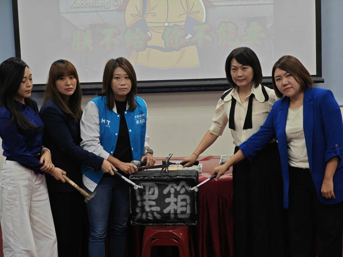 國民黨高市議會黨團以鐵錘打破黑箱、要求市府公開透明。 圖：國民黨高雄市議會黨團提供