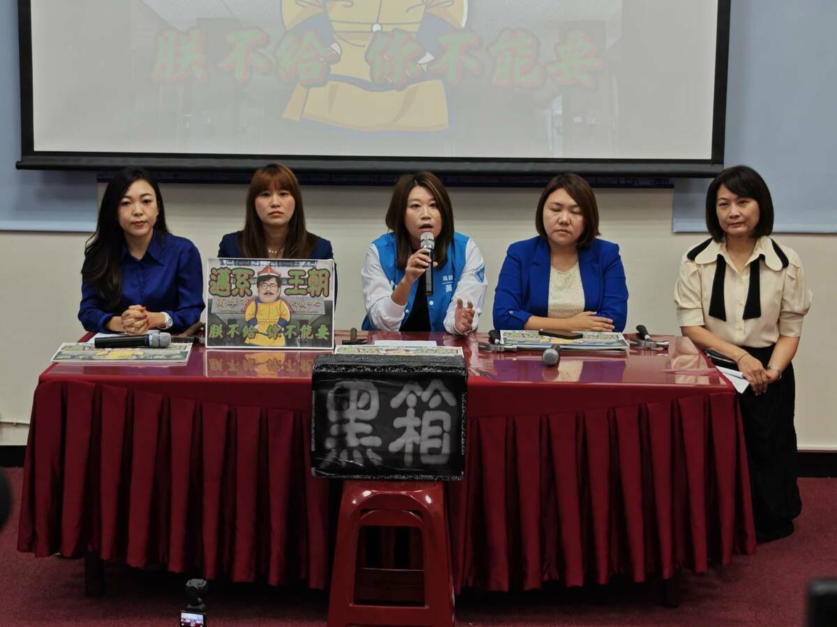 國民黨高市議會黨團召開「打破黑箱市府、還給高雄民主」記者會。 圖：國民黨高雄市議會黨團提供