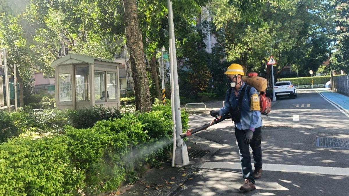 北市衛生局啟動防登革熱措施，中正區公所組織應變會議及社區清潔，進行蚊密度調查與環境消毒，遏止疫情擴散。 圖：台北衛生局／提供