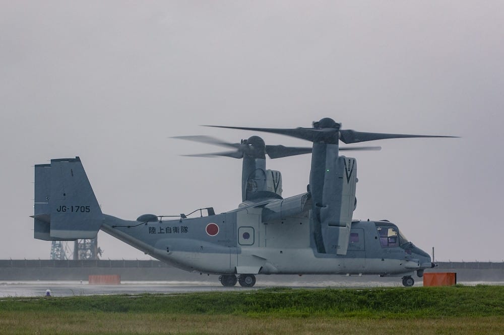 日本陸上自衛隊「魚鷹」傾斜式旋翼機，參與「利劍25」(Keen Sword 25)聯合軍演，模擬赴與那國島撤離民眾，傳因氣流不穩，造成飛機撞擊地面致機體損壞。 圖：翻攝DVIDS