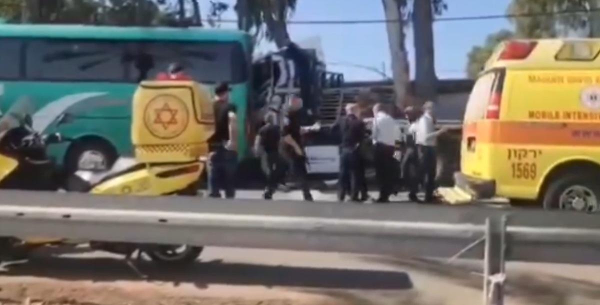 以色列最近發生一起恐怖攻擊事件，1 輛卡車蓄意衝撞公車站，造成約 40 人受傷，其中 10 人傷勢嚴重。 圖：翻攝自 NEXTA X 帳號