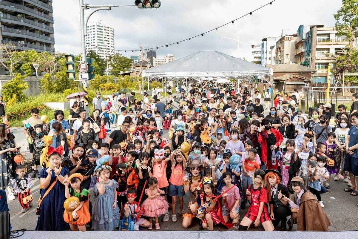 現場300位萌鬼大遊行。 圖：大高雄市觀光商圈總會提供