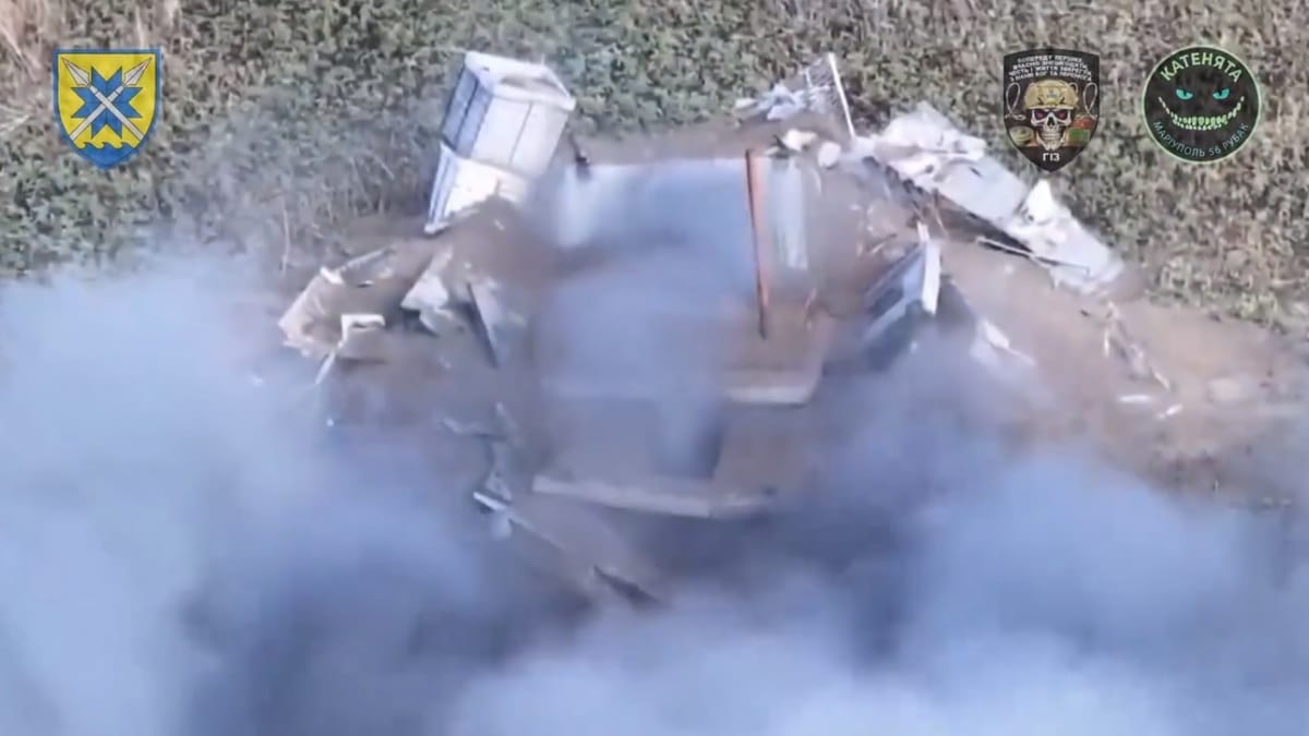 烏軍使用俗稱「溫壓彈」的空爆燃燒彈，搭配 FPV 無人機，模擬爆破俄軍常用的混凝土掩體，整個掩體被炸成好幾跨碎片，並冒出濃濃的白煙。 圖：擷取自 @GrandpaRoy2 X 分享影片