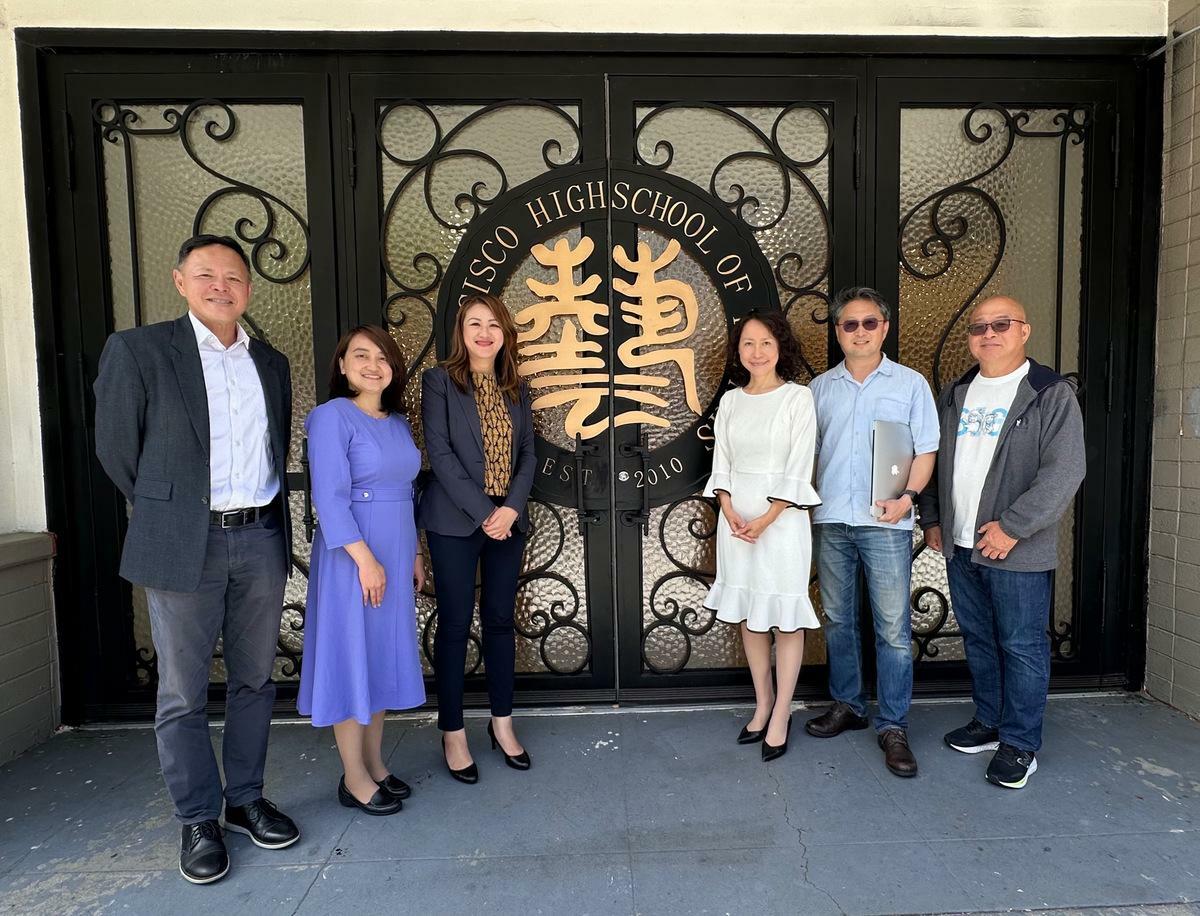 高閔琳(左三)參訪舊金山藝術高中。 圖：高雄市觀光局提供