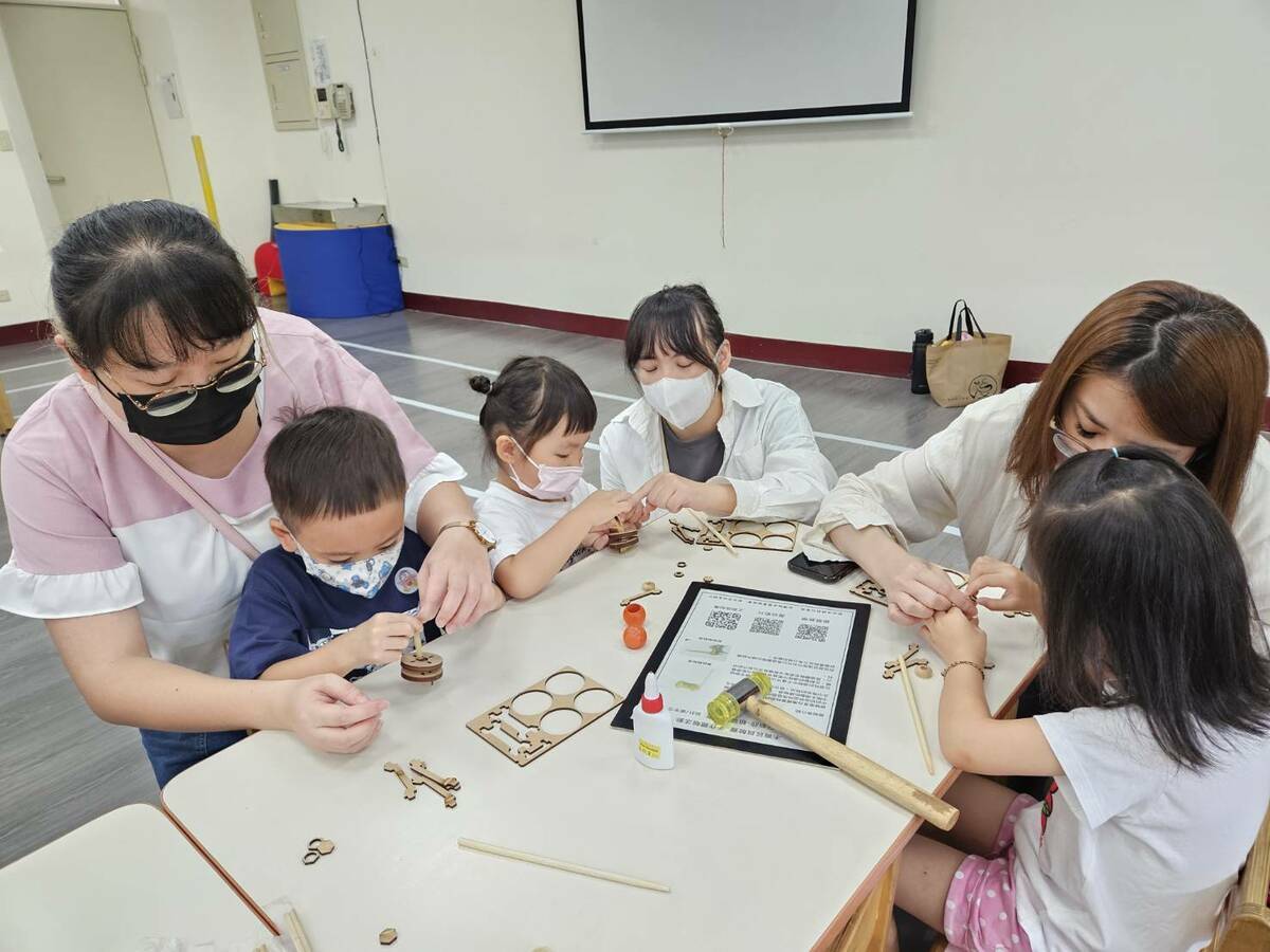 北市青年局推出10堂親子創新系列手作課程，11/3起連續５個週末在青年局大樓內舉行，歡迎家長帶孩子一起來創意手作。 圖：台北市青年局／提供