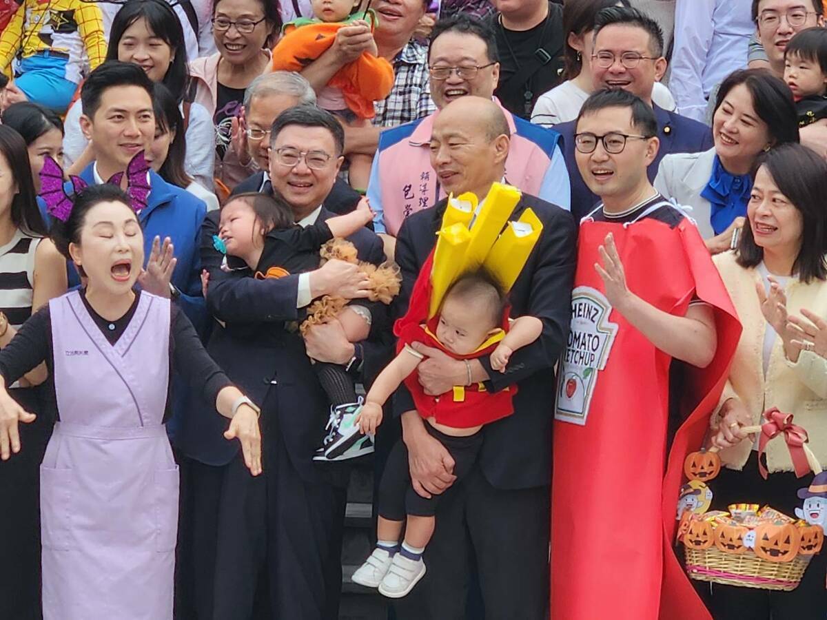 行政院長卓榮泰與立法院長韓國瑜在議場前抱著立法院托嬰中心小孩 圖：黃建豪/攝
