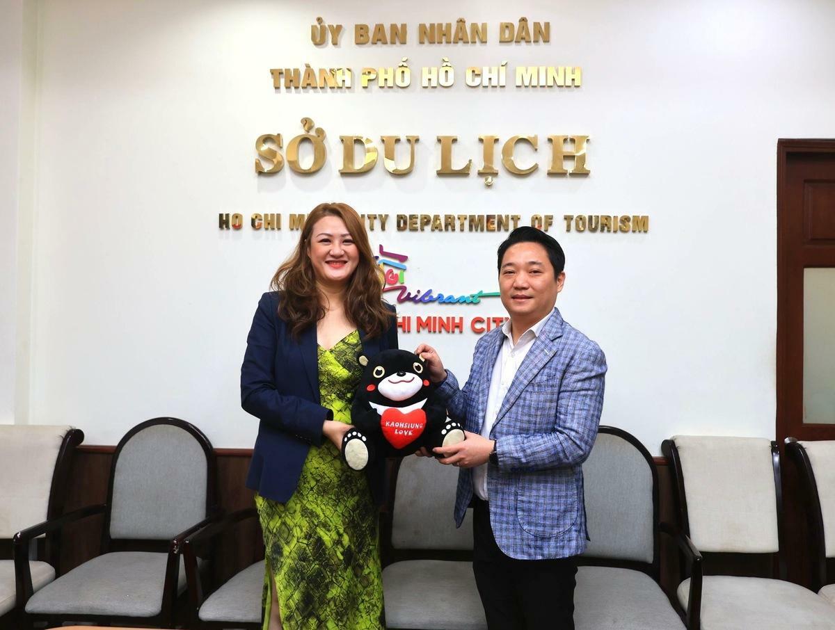 高閔琳致贈高雄熊予Nguyen Thị Anh Hoa。 圖：高雄市觀光局提供