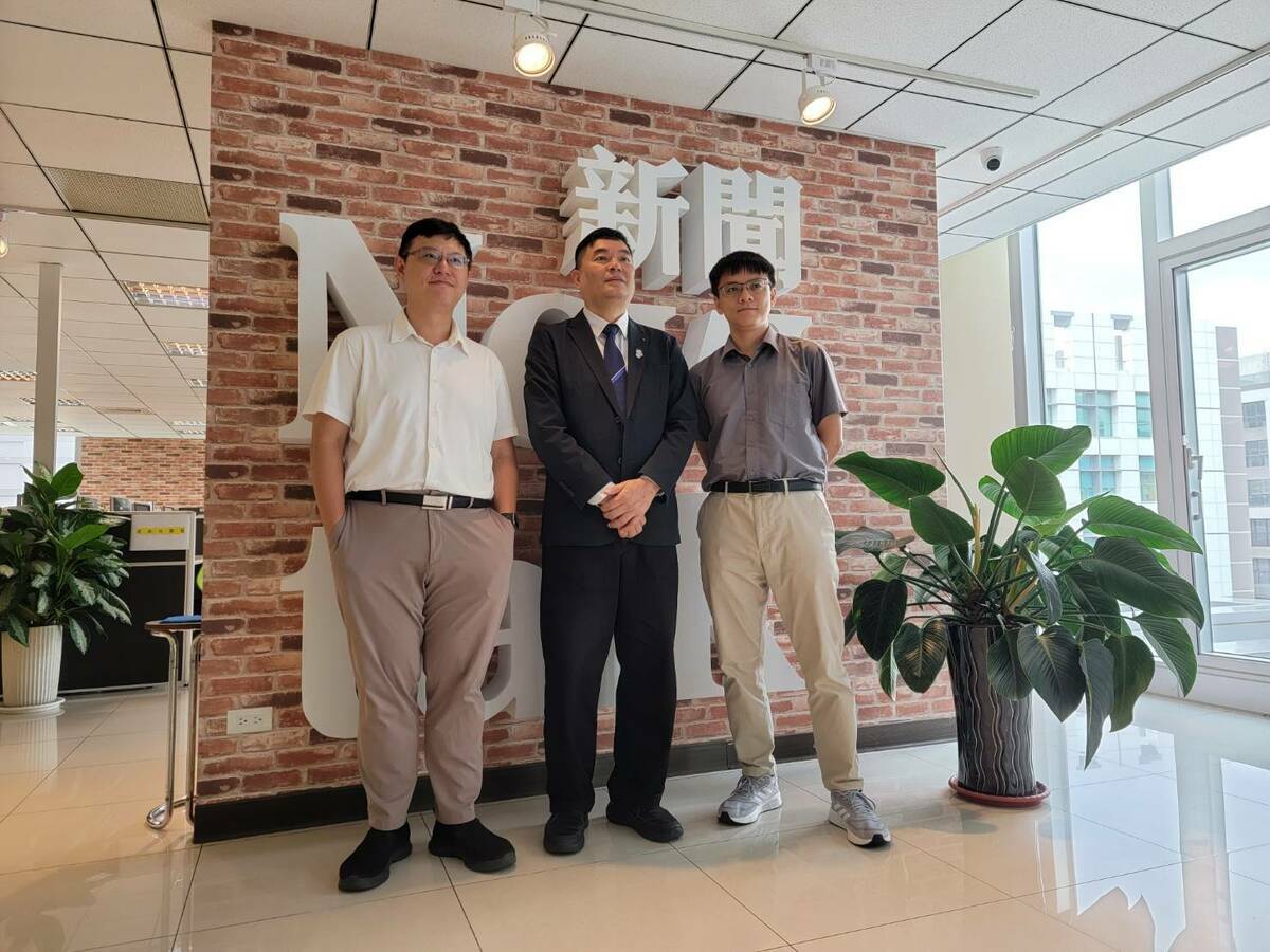 台大社科院副院長郭銘傑（左）台灣選舉自由觀察學會榮譽理事長、學者洪耀南（中）與東吳大學政治系助理教授陳方隅（右）在新頭殼主辦的座談會中，談論它們對美國總統大選的看法。  圖：謝步智/攝