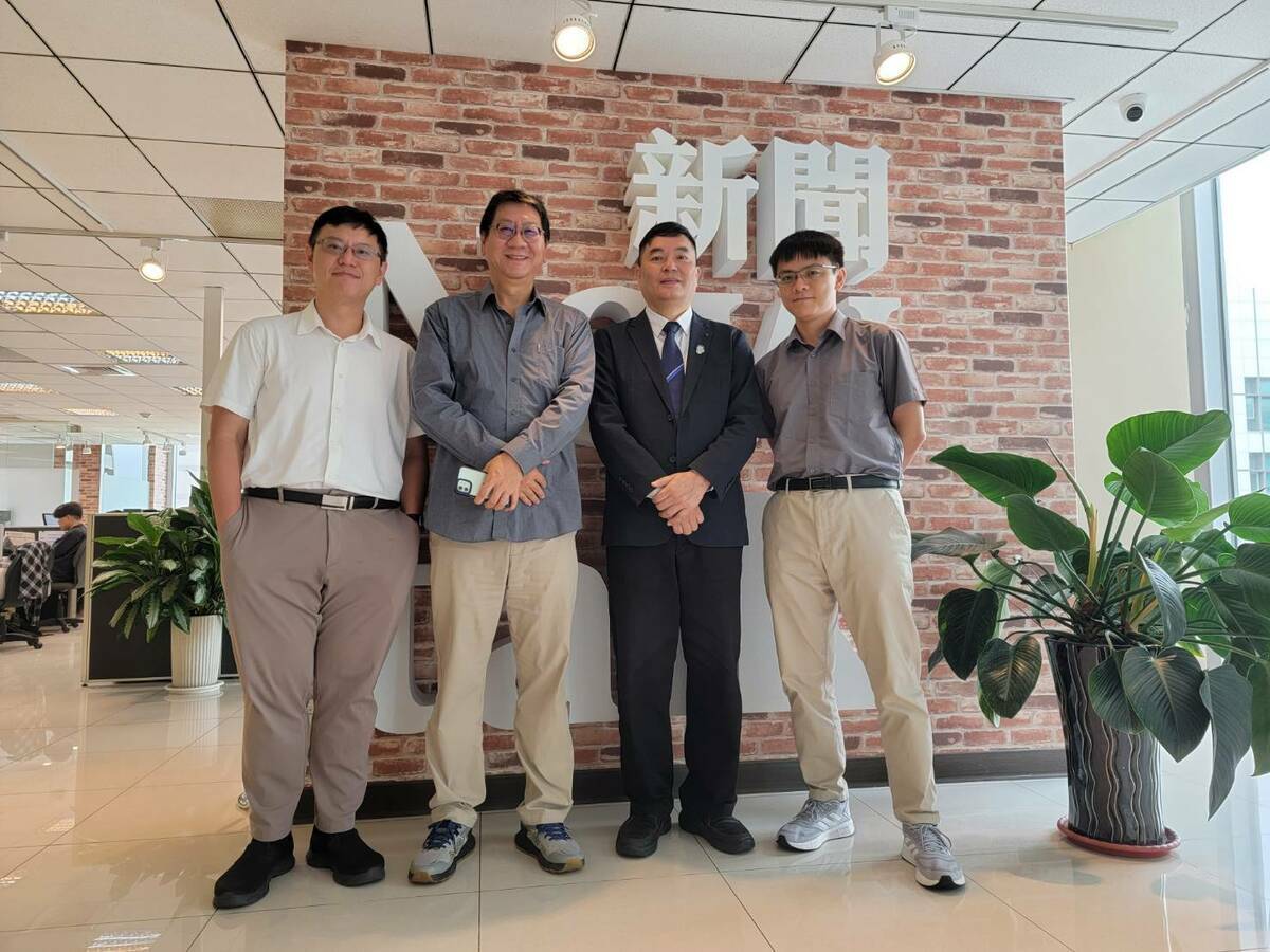 新頭殼10月29日邀請專家學者對美國總統大選進行座談。由台大社科院副院長郭銘傑（左）新頭殼總製作張正霖(左二)台灣選舉自由觀察學會榮譽理事長、學者洪耀南(右二)與東吳大學政治系助理教授陳方隅(右)一起餐噢。