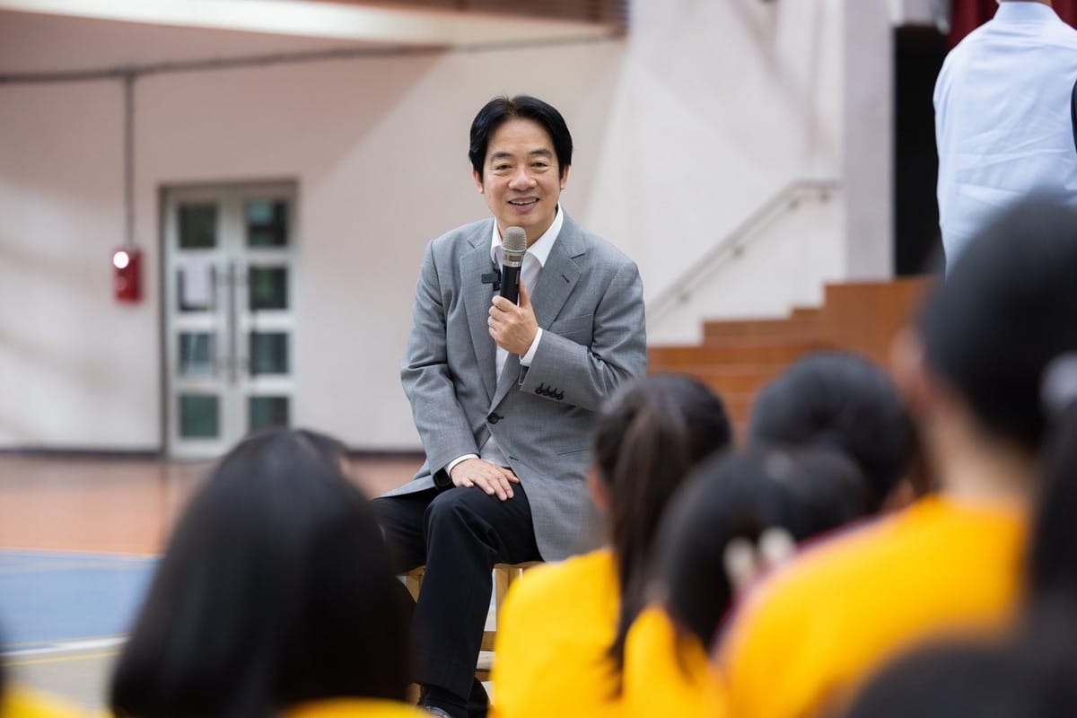 賴清德總統今（29）日前往桃園市建國國中，表示今天很高興來到建國國中跟大家見面，莊文凱校長治校嚴謹，校風良好，同學們的表現也都很好。 圖：總統府提供
