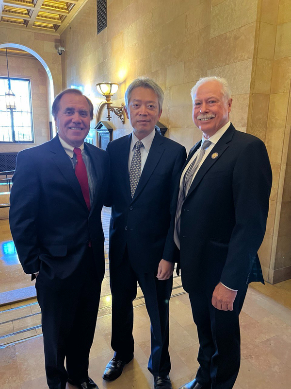 李志強與紐澤西州眾議會議長歌芙蓮(左)以及台灣連線共同主席卡拉賓夏克(右)合照。 圖：駐紐約台北經濟文化辦事處/提供