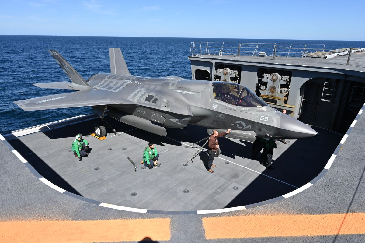 美軍F-35多用途戰鬥機。圖為美軍F-35B測試機使用日本凖航艦「加賀號(DDH-184)甲板升降機進出機庫。 圖：翻攝「X」@JMSDF_PAO