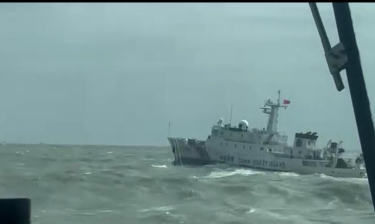 中國海警船連續3天侵擾金門限制水域，海巡艇採一對一應對併航監控、驅離。 圖：海巡署提供