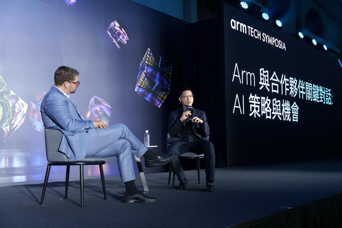 2024 Arm 科技論壇中聯發科技無線通訊事業部副總經理陳一強（右）與 Arm 資深副總裁暨終端產品事業部總經理 Chris Bergey進行關鍵對話。 圖: Arm 台灣/提供