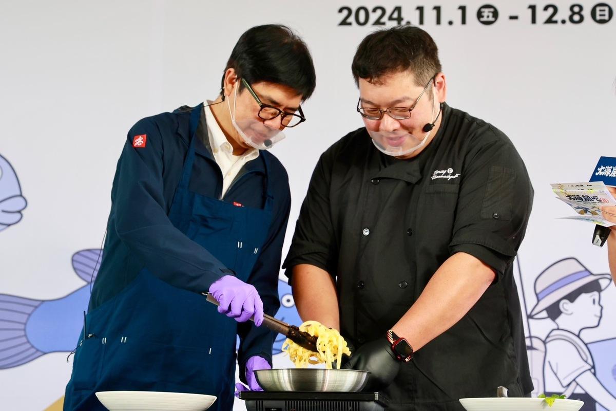 陳其邁(左)與在地知名主廚吳德威(右)合力烹煮義大利麵料理。 圖：高雄市政府提供