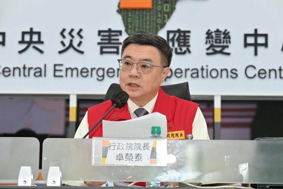 強颱康芮襲台預計在今（30）晚11時許接觸台灣陸地，行政院長卓榮泰下午視察中央災害應變中心並做出5點提醒，強調台灣從今晚10時起48小時將暴露在暴風半徑中，要特別提高警覺，中央與地方務必保持聯繫，讓民眾災害降到最低。 圖：行政院提供