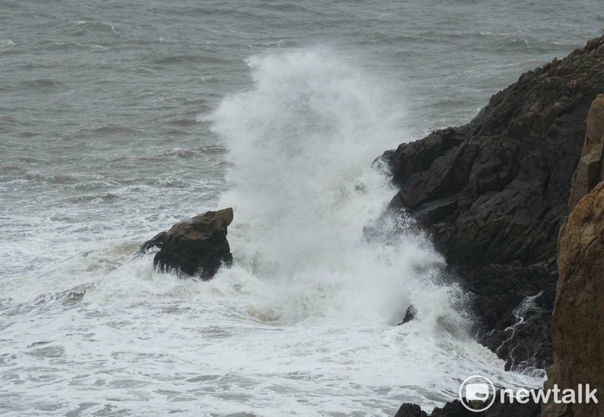 強烈颱風康芮外圍環流加上東北季風共伴效應，東莒島沿岸刮起陣陣強風，並掀起巨浪拍打礁石，聲勢驚人。 圖：張良ㄧ/攝