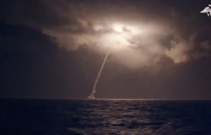俄羅斯進行了陸、海、空三方核導彈試射 圖：截自「 x 」@srbija_eu