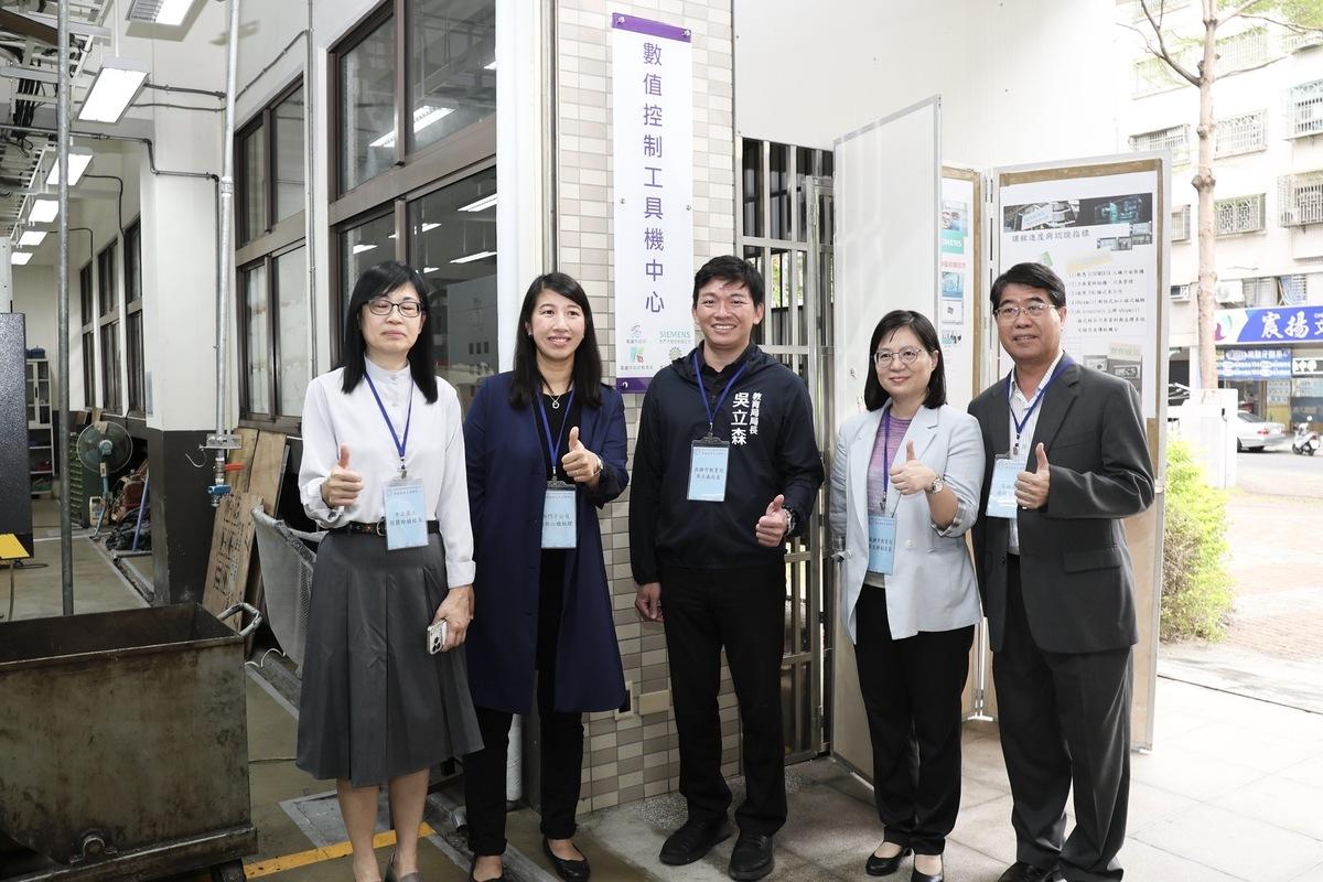 吳立森(中)出席中正高工「數值控制工具機中心」揭牌啟用。 圖：高雄市教育局提供
