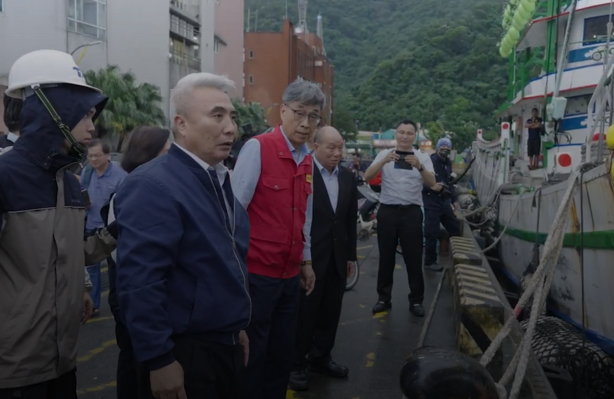 農業部長陳駿季今(30)日視察南方澳漁港防颱準備情況，針對外界關注的「超思進口蛋」一案，他也提出看法。 圖：農業部／提供