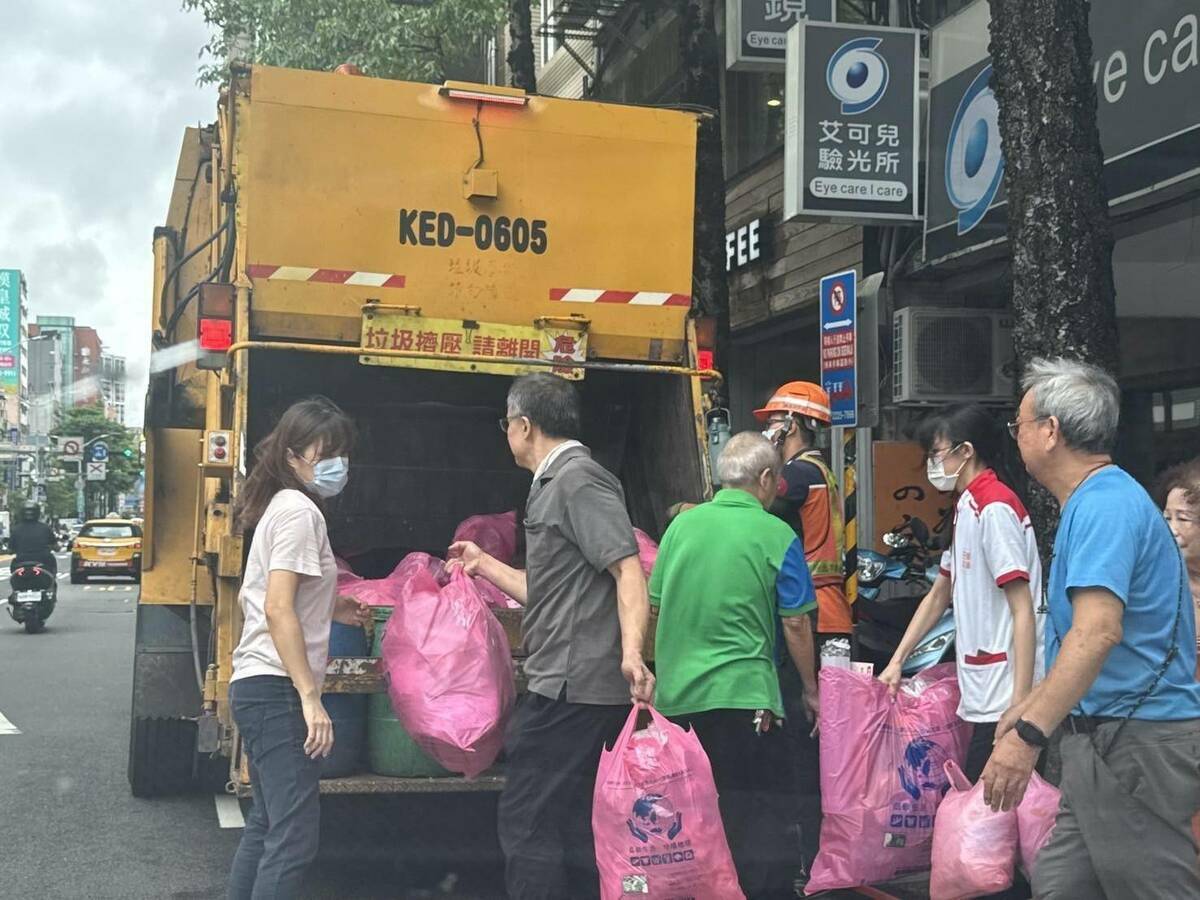 颱風假停班課，台北、新北及桃園均暫停收運垃圾一天。 圖：新北市環保局/提供（示意圖）
