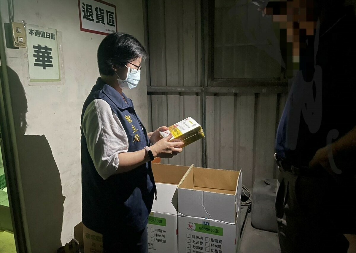 高雄市衛生局查察市內2家進貨問題特調咖哩粉產品的下游業者。 圖：高雄市衛生局提供