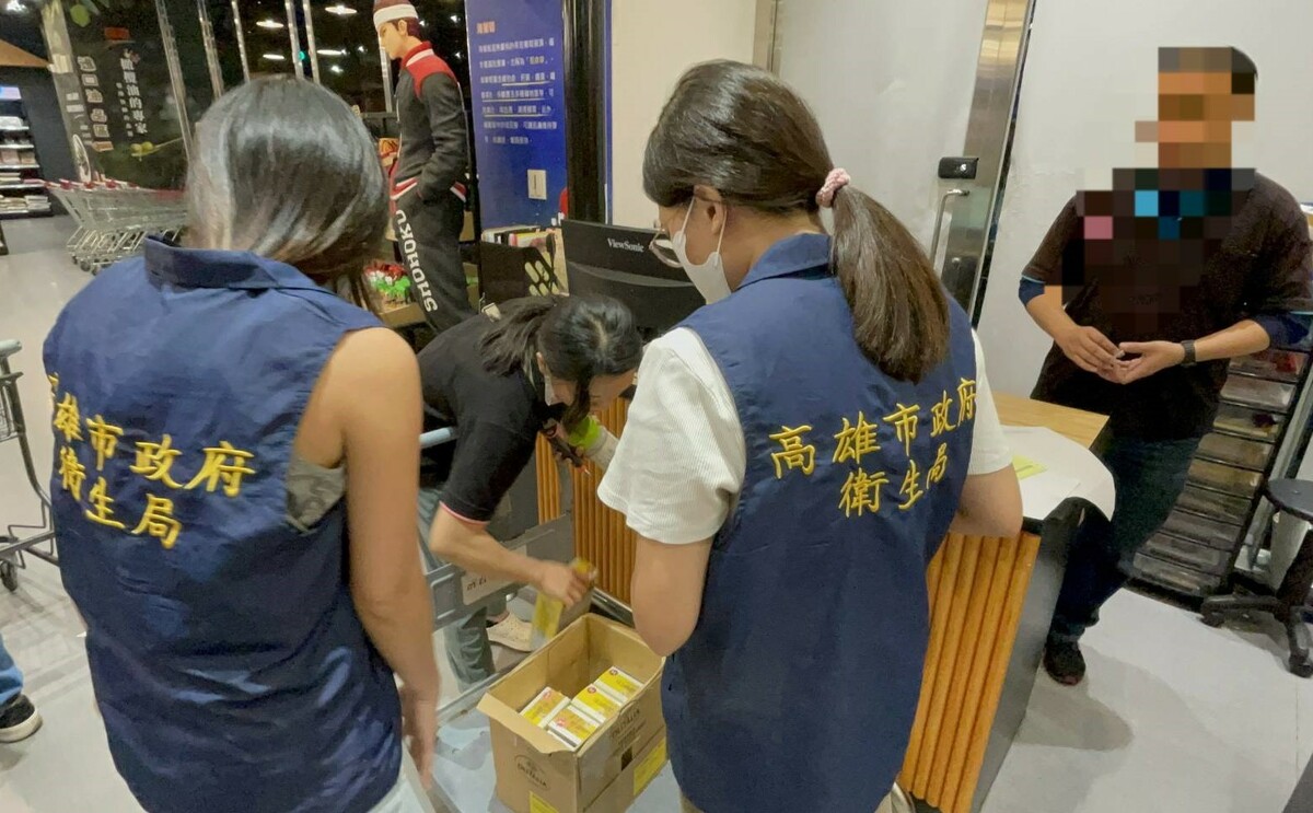 高雄市衛生局查扣問題特調咖哩粉產品。 圖：高雄市衛生局提供