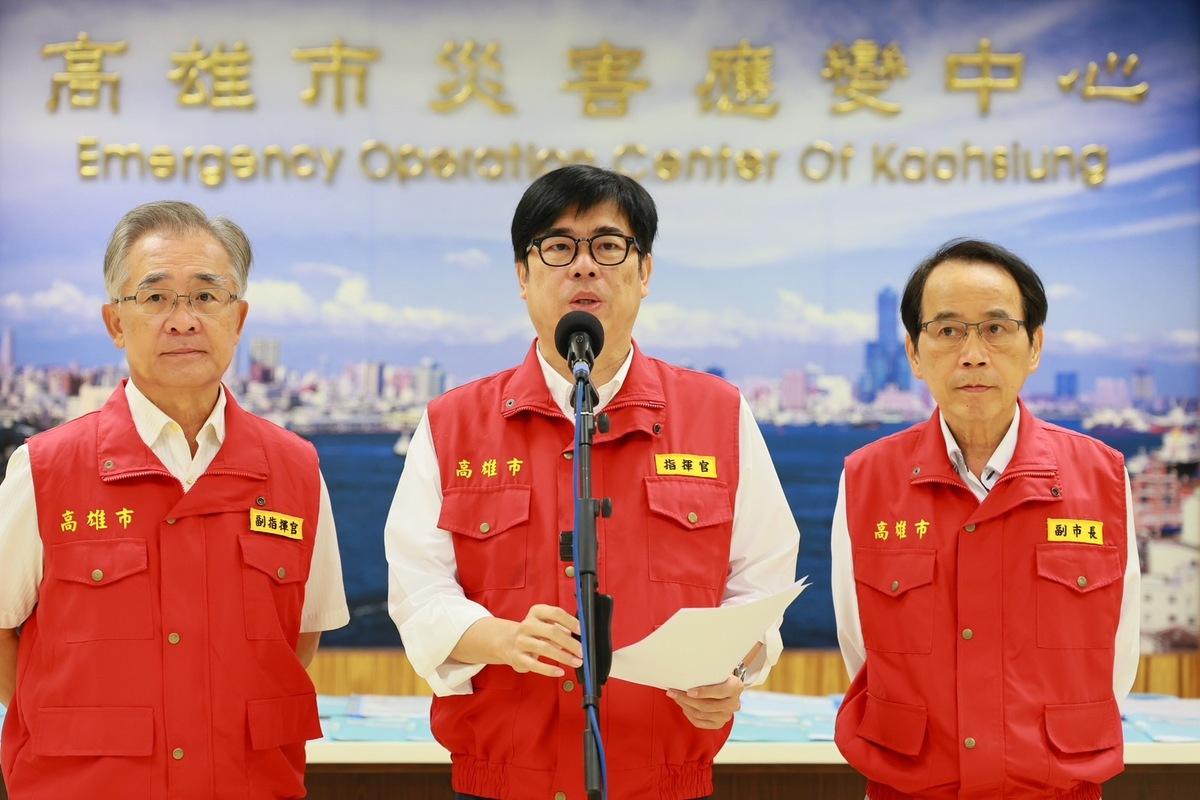 陳其邁(中)10月因颱風只上了17天班， 但未收到企業界抱怨。 圖：高雄市政府/提供（資料照）