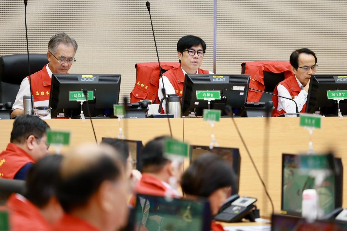 陳其邁(中)主持康芮颱風災害應變中心工作會議。 圖：高雄市政府/提供