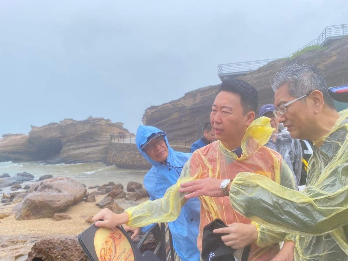 中國籍「鈺洲啟航」貨輪在新北野柳岸際擱淺、傾斜，交通部長陳世凱到場指示。 圖：翻攝自陳世凱臉書