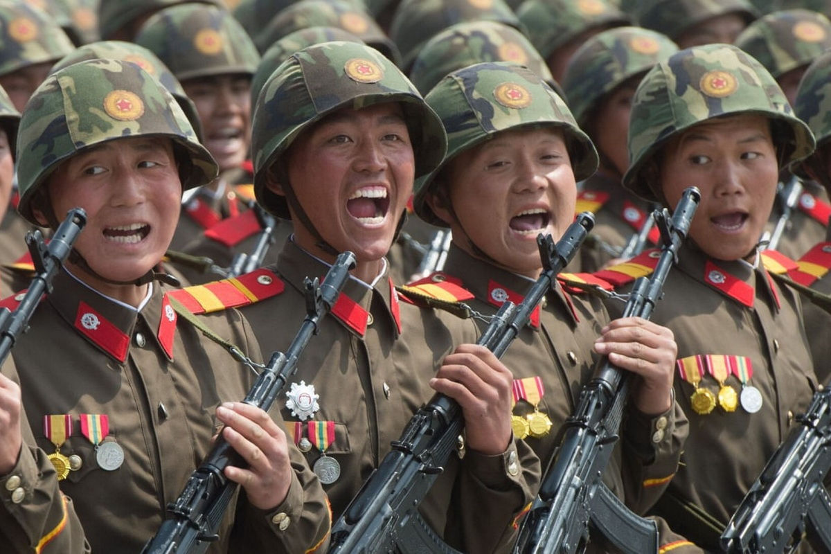 約萬名北韓軍抵達俄羅斯西部庫爾烏克前線，並換上俄軍軍裝。(示意圖) 圖：翻攝自 NEXTA X 帳號