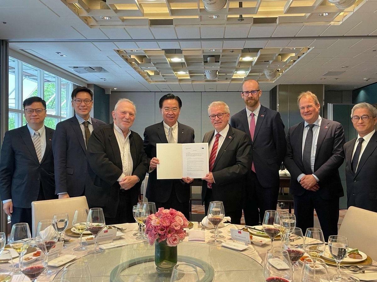 歐洲議會訪團不畏中國施壓來訪，國安會祕書長吳釗燮偕同副秘書長徐斯儉、林飛帆款宴致謝。 圖：國安會/提供